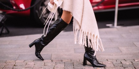 femme qui porte des bottes en cuir